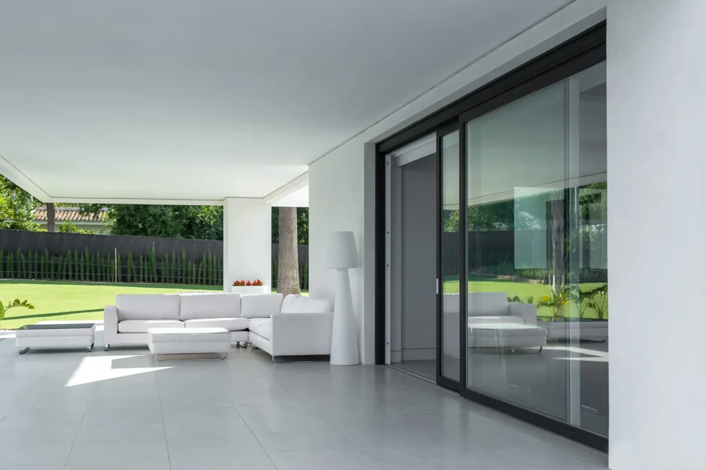 Corredera elevadora negra con solera plana que elimina barreras arquitectónicas y facilita el paso