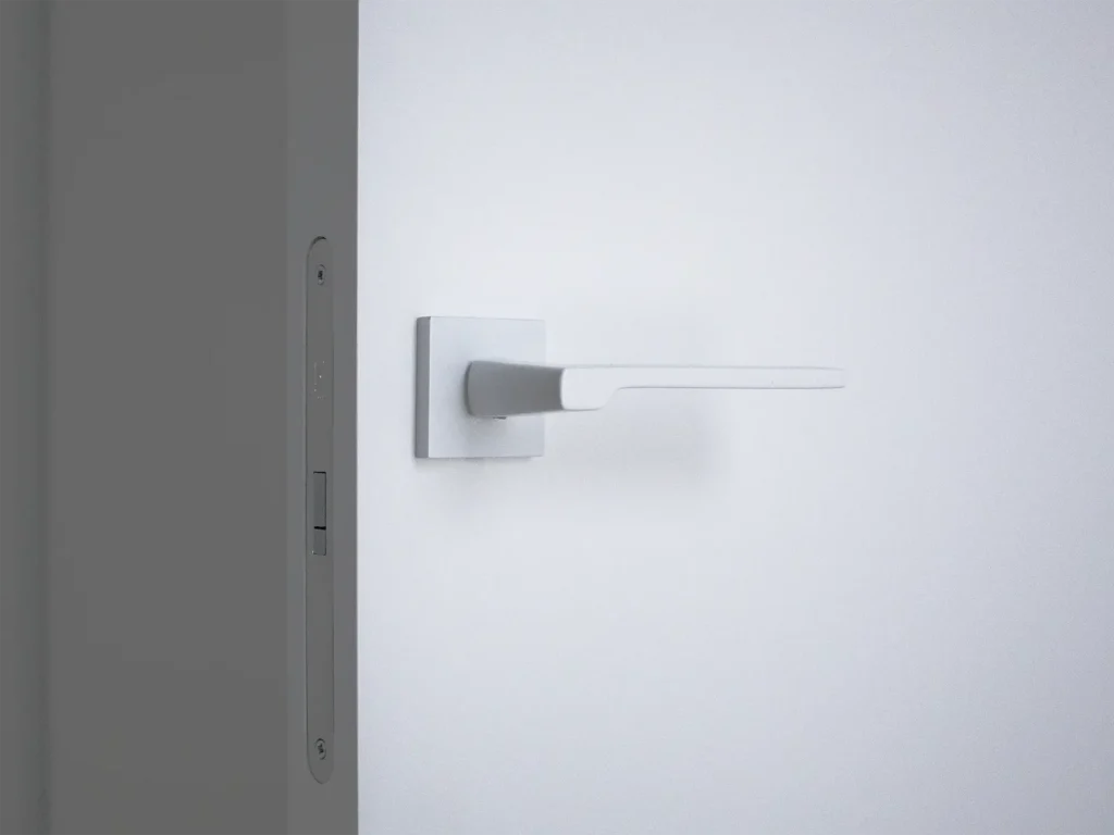 puerta-interior-madera-manilla-blanca