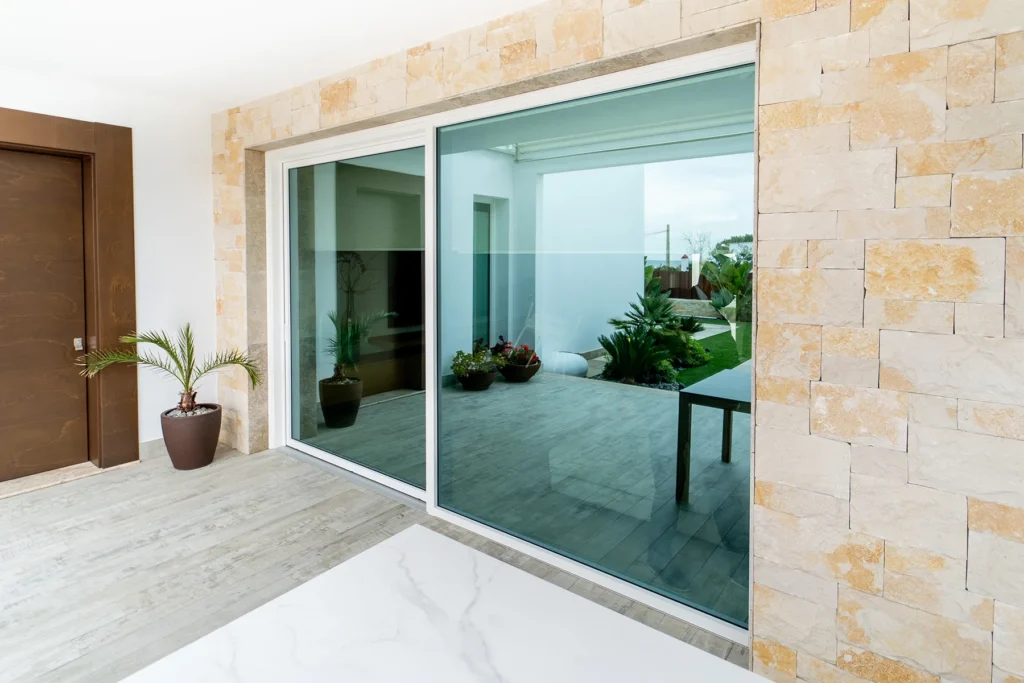 corredera elevadora blanca con cristal efecto espejo en color verdoso